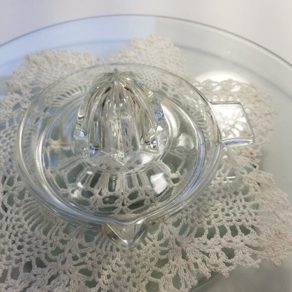 Vintage Juicer Reamer Small Clear Glass Flat Thumb Rest For Citrus Barware (L13) - Picture 2 of 12